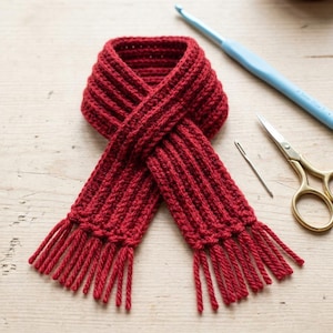 Op de afbeelding: Set van drie keramische mokken met een gespikkelde, matte afwerking. De mokken zijn in crème, lichtbruin en donkerbruin. Elk heeft een eenvoudig, minimalistisch ontwerp.