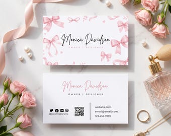 Modello di biglietto da visita con fiocco cottonoso modificabile, biglietto da visita con fiocco rosa e codice QR, biglietto da visita femminile in Canva, design preppy e femminile