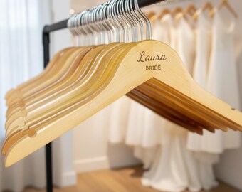Personalisierter Hochzeits-Kleiderbügel, benutzerdefinierter Name aus Holz für Brautjungfer, Braut-Bräutigam-Kleiderbügel, hölzernes Hochzeitskleid-Kleiderbügel, Brautpartygeschenk