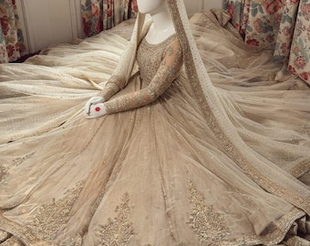 Suknia ślubna Lehenga w kolorze szampana, Pakistan | Skromna suknia ślubna, formalny strój