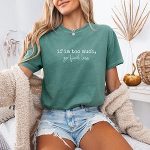 Si soy demasiado, ve a buscar menos (camiseta / tipografía minimalista)