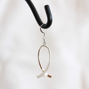 Ribbon twist dangle earrings, silver plated brass, ivory pearl