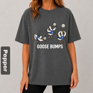 Camiseta de voleibol Comfort Colors, camiseta divertida de ganso, camiseta de jugador de ganso, regalo para jugador de voleibol, camiseta con juego de palabras deportivo, camiseta de voleibol de moda imagen 6