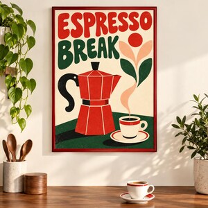 Könnte beinhalten: Ein rechteckiges Wandbild in einem roten Rahmen mit dem Text ESPRESSO BREAK in fetten roten und dunkelgrünen Buchstaben. Die Illustration zeigt eine rote Mokkakanne, eine kleine Kaffeetasse auf einer Untertasse und ein stilisiertes Blumenmotiv.