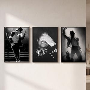 Puede incluir: Un conjunto de tres láminas de arte en blanco y negro que muestran a un artista con sombrero fedora y chaqueta. La lámina izquierda muestra una pose de cuerpo entero, la central un primer plano con un guante de lentejuelas y la derecha una pose.
