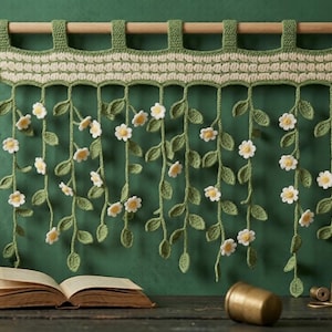 Puede incluir: Un letrero de madera rústico con el texto "Welcome to our home" en letras blancas. El letrero presenta un acabado envejecido y un diseño simple y acogedor, ideal para un porche o entrada.