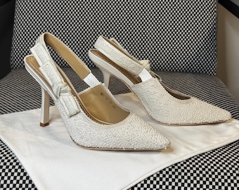 Zapatos de tacón Dior J’Adior con tira trasera (adornados con perlas blancas, talla 38)