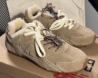 Miu Miu x New Balance 574 Shearling-sneakers – beige maat 37 – Made in Italy – volledige set