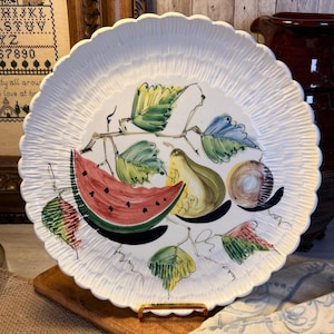 Plato antiguo de cerámica italiana de mayólica pintado a mano con motivos frutales.