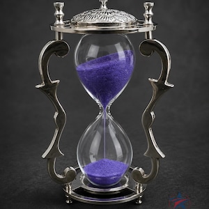 Könnte beinhalten: Eine Sanduhr mit einem polierten, silberfarbenen Metallrahmen, verzierten, geschwungenen Seitenstützen und einem dekorativen Deckel. Die klaren Glaskolben enthalten leuchtend violetten Sand, der in einem feinen Strom von oben nach unten fließt.