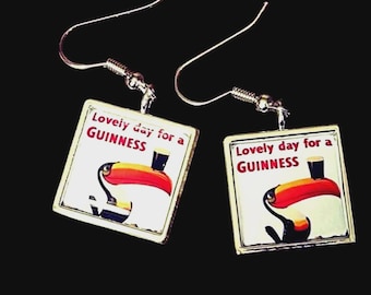 Pendientes vintage con anuncio del tucán de Guinness – Cúpulas de resina, chapados en plata, presentados en caja de regalo.