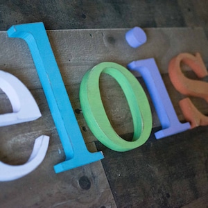 Letras de madeira para berçário, cores personalizadas, placa com nome de bebê, quarto infantil, letras de madeira individuais