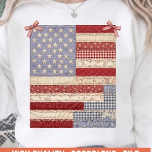 Op de afbeelding: Witte sweatshirt met een patchwork Amerikaans vlagontwerp. De vlag heeft een blauw sterrenveld, rode en witte strepen en decoratieve strikken. De tekst "HIGH QUALITY . 300DPI PNG . FILE" staat onderaan.