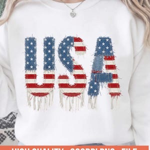 Könnte beinhalten: Weißes Sweatshirt mit dem Wort "USA" in einem patriotischen Design. Die Buchstaben bestehen aus Jeansstoff und rot-weißen Streifen mit blauen Sternakzenten. Die Unterseite der Buchstaben hat einen Fransen-Effekt. Der Text "HIGH QUALITY . 300DPI PNG . FILE" befindet sich unten.