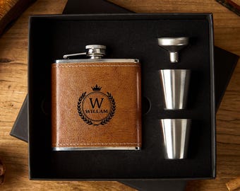 Op maat gegraveerde leren fles cadeauset met stalen bekers, gepersonaliseerde bruidsjonkers bruiloft aandenken