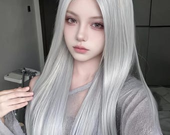 Könnte beinhalten: Eine lange, glatte, platin-silberne Perücke mit Mittelscheitel und weich gestuften Enden. Die Haarfasern sind glatt und lichtreflektierend, was ein elegantes, monochromatisches Erscheinungsbild mit einem kühlen, metallischen Glanz erzeugt.