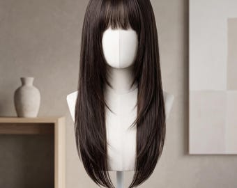 Könnte beinhalten: Eine lange, glatte, dunkelbraune Perücke mit gestuften Spitzen und einem geraden Pony. Das Haar ist mit einem Mittelscheitel gestylt und fällt über die Schultern, präsentiert auf einem weißen Schaufensterpuppenkopf, um die Textur zu zeigen.