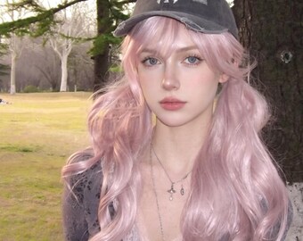 Lange, pastellrosa gewellte Perücke mit Pony, weiche, flauschige Lockenperücke, Kawaii-Lolita-Cosplay-Perücke, Anime-inspirierte rosa Perücke für Damen