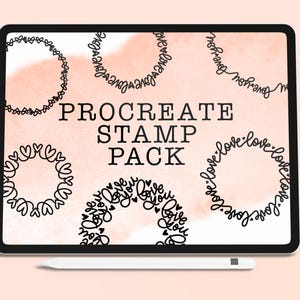 Può includere: Un tablet digitale mostra un pacchetto di timbri Procreate. Lo schermo mostra vari disegni di cerchi di cuori neri e "amore". Il testo "PROCREATE STAMP PACK" è centrato. Una penna bianca è appoggiata sotto il tablet su uno sfondo rosa.