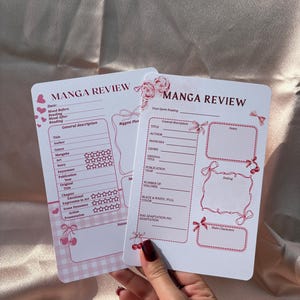 Könnte beinhalten: Zwei weiße Manga-Bewertungsvorlagen aus Papier mit rosa Akzenten, Kirschillustrationen und Schleifengrafiken. Die Formulare enthalten Felder für Titel, Autor, Genre und Bewertungssterne sowie Überschriften mit MANGA REVIEW in Dunkelrot.
