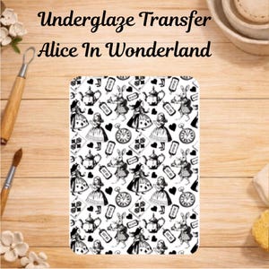 Può includere: Un foglio di trasferimento sottovetrina rettangolare con un motivo ripetuto in bianco e nero di personaggi di Alice nel Paese delle Meraviglie, inclusi conigli, teiere, orologi da taschino, carte da gioco e cuori, con il testo Underglaze Transfer Alice In Wonderland.