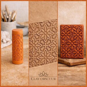 Puede incluir: Un rodillo cil&iacute;ndrico y un sello rectangular de color terracota para arcilla, ambos con un patr&oacute;n floral geom&eacute;trico repetitivo. El sello muestra el texto CLAY OBSCUUR con un icono de loto. Herramientas dise&ntilde;adas para imprimir texturas.