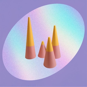 Op de afbeelding: Vier abstracte kegelvormige objecten in tinten geel en roze. De kegels zijn gerangschikt tegen een achtergrond van een paarse ovaal met een verloop van pastelkleuren. De kegels zijn van verschillende hoogtes.