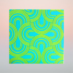 Puede incluir: Una hoja cuadrada de papel cian brillante con un patrón en relieve repetitivo de semicírculos concéntricos de color verde lima. Las líneas elevadas crean un diseño geométrico texturizado que cubre toda la superficie del papel en una cuadrícula.