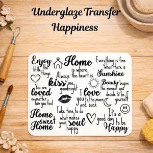 Può includere: Un foglio di trasferimento sottovetrina rettangolare con testo e icone nere su sfondo bianco. Le frasi includono Enjoy little things, Home is where the heart is, Everything is fine when there is Sunshine e It's a good day to be Happy.
