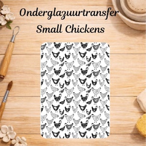 Peut inclure: Une feuille de transfert sous glaçure rectangulaire présentant un motif répétitif de petits poulets noirs et blancs. Le texte "Onderglazuurtransfer Small Chickens" est imprimé au-dessus de la feuille. Le motif se compose d'illustrations de poulets.