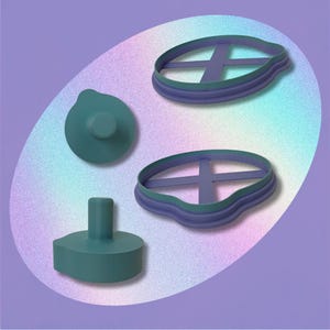 Può includere: Due tagliabiscotti viola con una struttura di supporto interna a forma di croce e due timbri circolari color verde acqua con un manico centrale. Gli oggetti sono disposti su uno sfondo viola chiaro con un sottile effetto sfumato ovale iridescente.