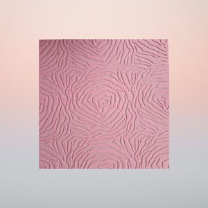 Op de afbeelding: Een vierkant paneel met een verhoogd, getextureerd oppervlak in een zachte roze tint. Het ontwerp bestaat uit ingewikkelde, wervelende, organische lijnen die het uiterlijk van houtnerven of topografische contouren nabootsen.