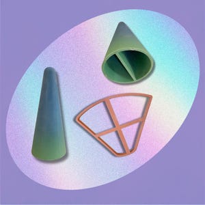 Op de afbeelding: Drie geometrische vormen tegen een pastelkleurige achtergrond. Een blauwgroene gradiëntkegel, een groene kegel met een verdeler en een koperkleurig, waaiervormig frame. De objecten zijn gerangschikt op een witte ovaal.