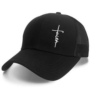 Könnte beinhalten: Eine schwarze Baseballkappe mit einem Netzrücken und einem gebogenen Schirm. Auf der Vorderseite ist das Wort faith in weißem Garn gestickt, wobei der Buchstabe f so stilisiert ist, dass er einem Kreuz ähnelt. Die Kappe hat eine feste Krone.