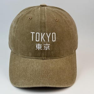Gorra de béisbol minimalista de algodón lavado bordada de Tokio, ideal como recuerdo.