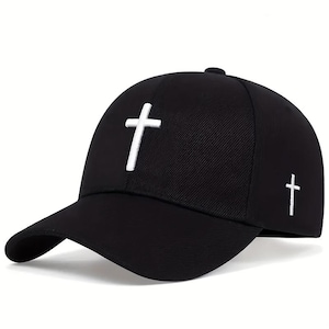 Peut inclure: Une casquette de baseball noire avec une croix blanche brodée centrée sur le panneau avant et une croix blanche plus petite brodée sur le côté. La casquette présente une calotte structurée, une visière incurvée et une construction en tissu noir.