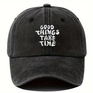 Cappellino da baseball lavato e ricamato, con la scritta "Le cose belle richiedono tempo" (Dad Cap).