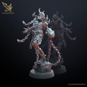 Puede incluir: Figura en miniatura gris y detallada de una criatura demoníaca con cuernos, cadenas y un casco mecánico. La figura está sobre una base rocosa con una calavera. El texto "DAEMONHOST" está en la parte inferior derecha.
