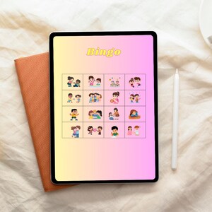 Peut inclure: Une tablette num&eacute;rique affichant un jeu de Bingo avec des illustrations color&eacute;es de personnes. Le mot "Bingo" est &eacute;crit en jaune en haut. Un carnet marron et un stylet blanc sont &agrave; c&ocirc;t&eacute; de la tablette.