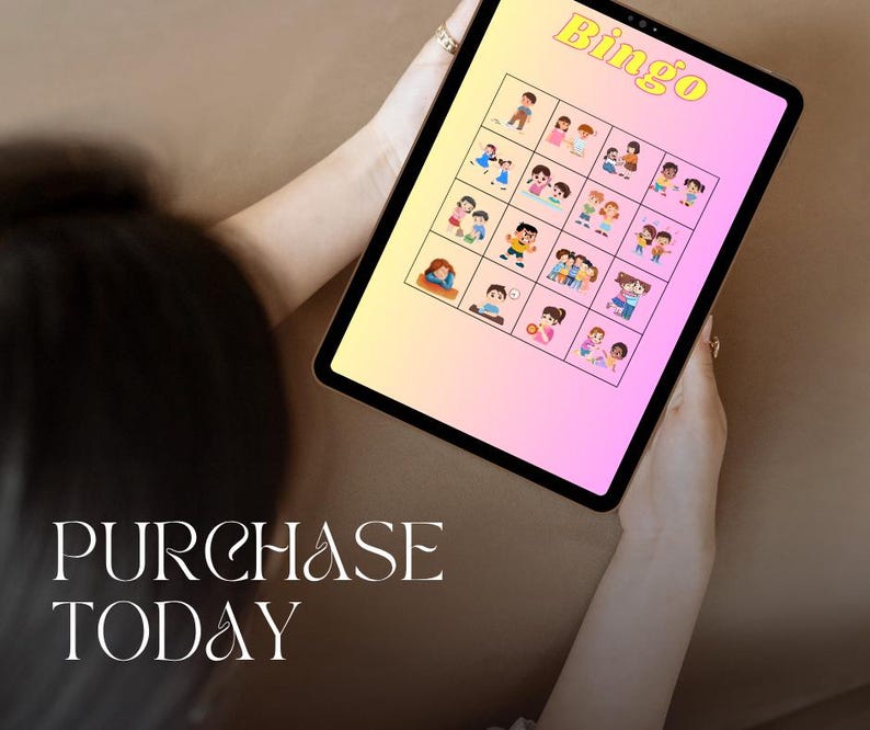 Peut inclure: Une tablette num&eacute;rique affichant un jeu de Bingo avec un fond d&eacute;grad&eacute; rose et jaune. Le tableau de jeu pr&eacute;sente des illustrations de dessins anim&eacute;s de personnes. Le mot "Bingo" est en haut. Le texte "ACHETEZ AUJOURD'HUI" est en bas.