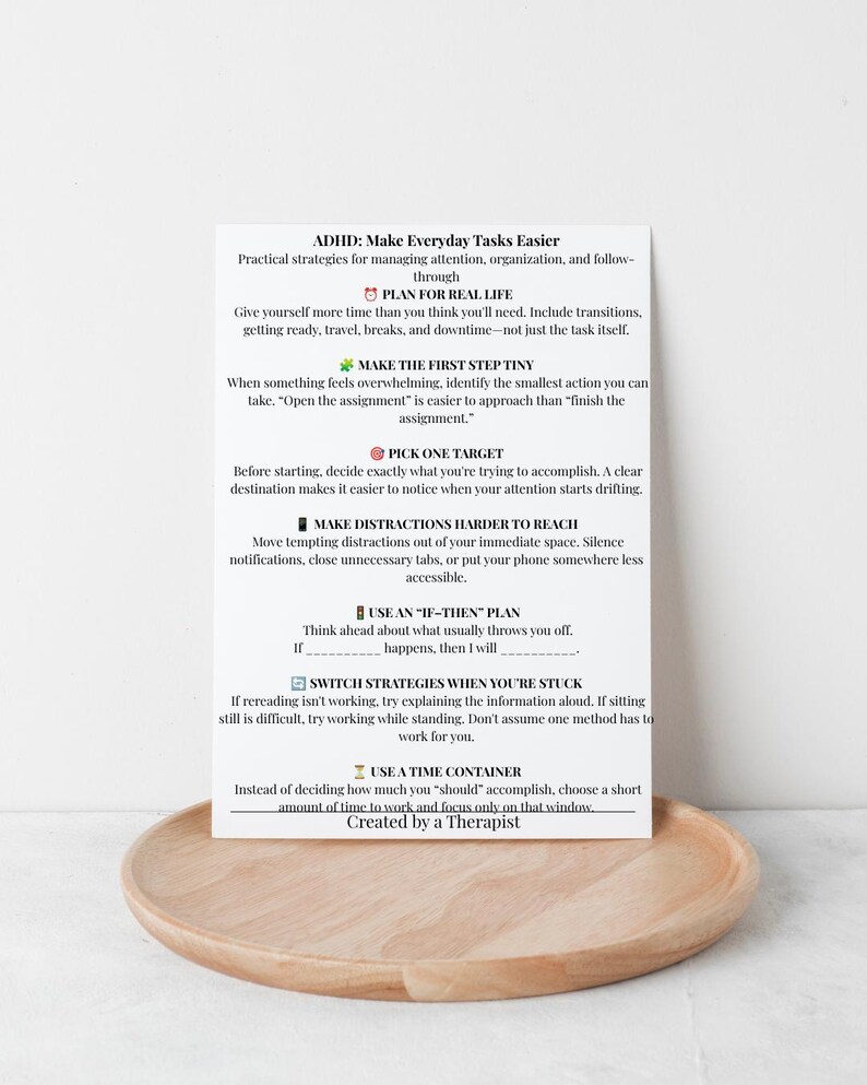 Peut inclure: Une carte d'information blanche intitul&eacute;e ADHD: Make Everyday Tasks Easier, avec du texte noir et de petites ic&ocirc;nes color&eacute;es. La carte &eacute;num&egrave;re des strat&eacute;gies pratiques pour g&eacute;rer l'attention et l'organisation, incluant des conseils.