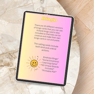 Peut inclure: Une tablette num&eacute;rique affiche un jeu de Bingo avec un fond d&eacute;grad&eacute; rose et jaune. Le texte comprend "Kindness Bingo", "Social Emotional Learning Game" et "10 Unique Boards Included".