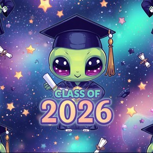 Puede incluir: Ilustración de dibujos animados de un alienígena verde graduado con birrete y toga negros, sosteniendo un diploma. El texto "CLASS OF 2026" se muestra en una fuente colorida. El fondo es una galaxia estrellada.