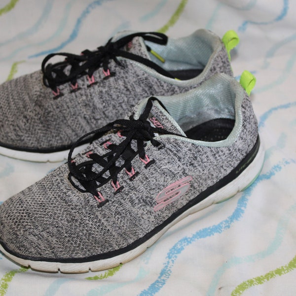 Very Good Pair of Skechers Skech-Knit Lite-Weight Women's Sneakers in Size 8.5