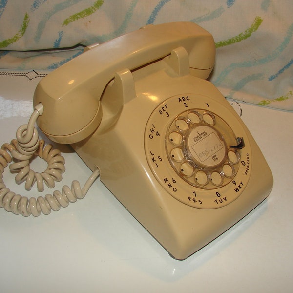 Nice Vintage ITT Desktop Rotary Dial Telephone in Beige ~ FREE SHIPPING ~ Phone A