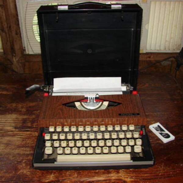 Royal Fleetwood Portable Typewriter w/Case Beautiful Condition w/New Black & Red Ribbon