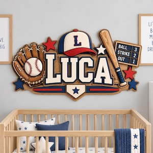 Könnte beinhalten: Ein hölzernes Wandschild mit dem Namen LUCA in großen weißen Buchstaben mit dunkelblauen Umrandungen. Das Design umfasst einen Baseballhandschuh, einen Baseball, eine Baseballkappe mit dem Buchstaben L, einen Holzschläger und eine Anzeigetafel mit BALL 3, STRIKE 2, OUT 1.