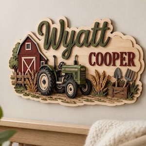 Puede incluir: Un letrero de pared de madera en capas con el nombre Wyatt Cooper en letras verdes y rojas. El diseño incluye un granero rojo, un tractor verde, tallos de trigo y una caja de madera que contiene una pala pequeña y un rastrillo de jardín.