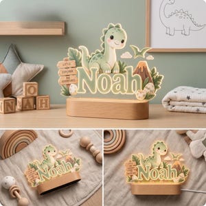 Puede incluir: Un letrero luminoso de acr&iacute;lico con un dinosaurio de dibujos animados, un volc&aacute;n y el nombre Noah en letras grandes. Un poste de madera dice Little Explorer Big Adventures. La pieza est&aacute; montada sobre una base de madera rectangular.