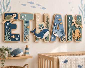 Plaque de prénom personnalisée en bois sur le thème de l'océan, décoration murale pour chambre d'enfant, motif baleine, requin et tortue.